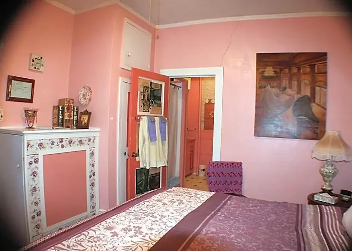 The At Castle Rock Inn 3*
